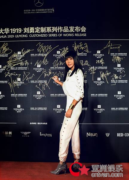 时尚歌后张咪亮相国际时装周，新单曲蓄势待发