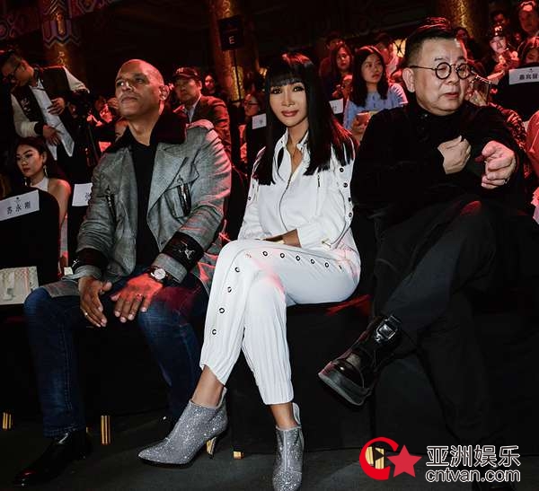 时尚歌后张咪亮相国际时装周，新单曲蓄势待发