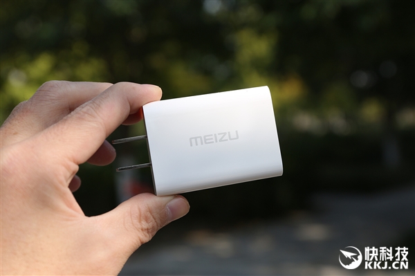 魅蓝Note 6猩焰红开箱图赏：千元机颜值巅峰