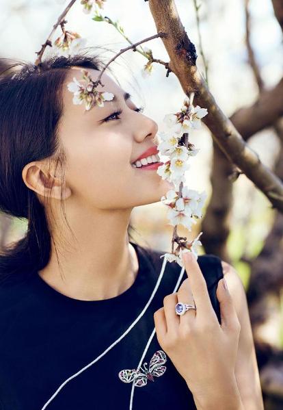 太美！高圆圆站树下闻花香精致迷人