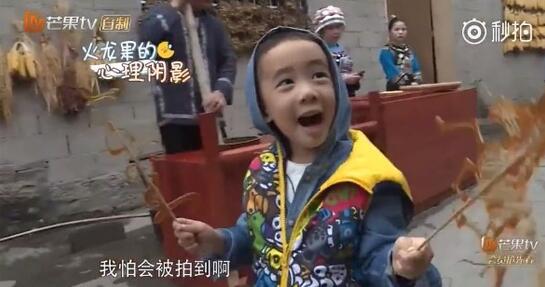 Jasper有偶像包袱了！两手拿糖不敢吃怕被拍