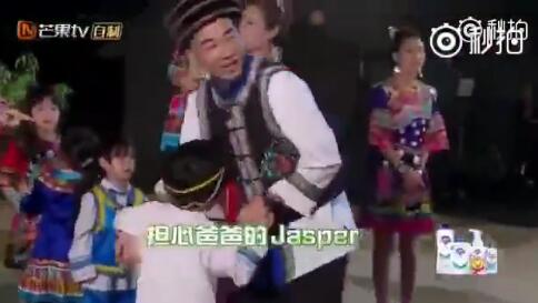 Jasper心疼陈小春 实力护住爸爸超暖心！