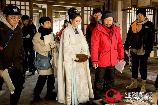 古装美人佟丽娅时髦起来，整条街都为她打电话！