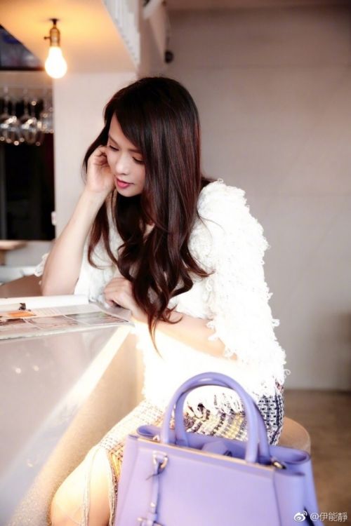 伊能静晒近期美照 逛街闲坐生活惬意状态好