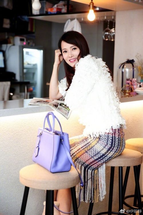 伊能静晒近期美照 逛街闲坐生活惬意状态好