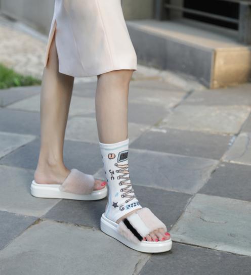 胡静晒照发“万圣节秘制战靴” 网友直呼太可爱了