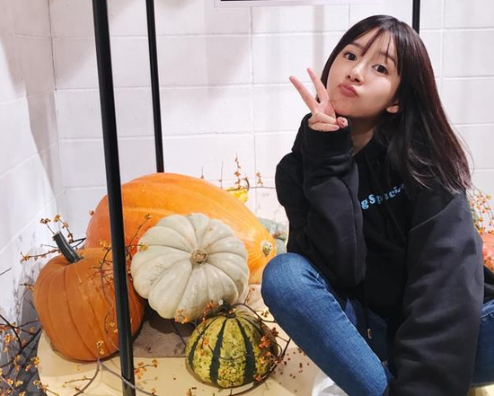 张子萱晒搞怪视频提前过万圣节 满满少女风