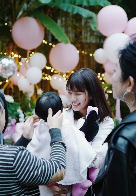 张子萱晒搞怪视频提前过万圣节 满满少女风