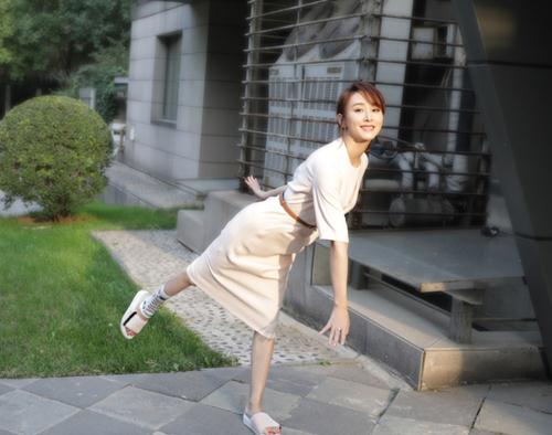 胡静晒照发“万圣节秘制战靴” 网友直呼太可爱了