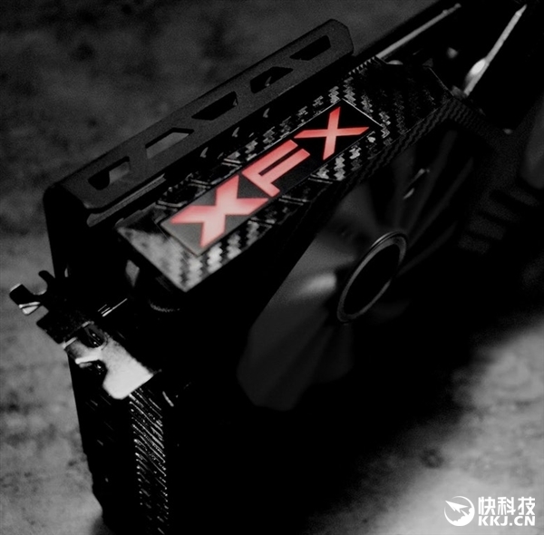 讯景秀非公版RX Vega：奇葩的供电接口