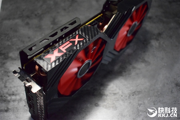 讯景秀非公版RX Vega：奇葩的供电接口