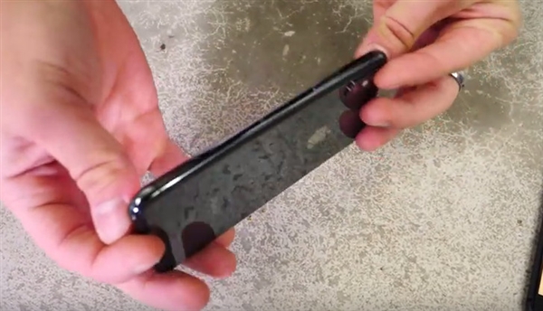 万万没想到!iPhone X/iPhone 8对比跌落测试:结果神逆转