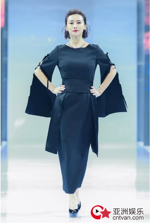 冻龄女神翁虹亮相日播·傅素琴中国国际时装周专场发布