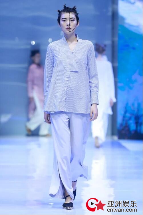 冻龄女神翁虹亮相日播·傅素琴中国国际时装周专场发布