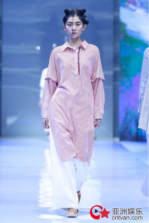 冻龄女神翁虹亮相日播·傅素琴中国国际时装周专场发布