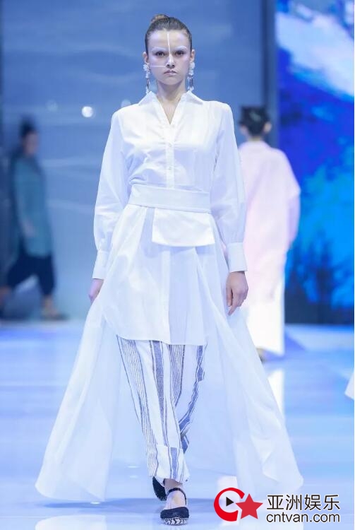 冻龄女神翁虹亮相日播·傅素琴中国国际时装周专场发布