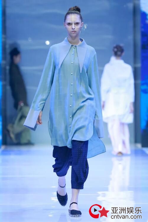 冻龄女神翁虹亮相日播·傅素琴中国国际时装周专场发布