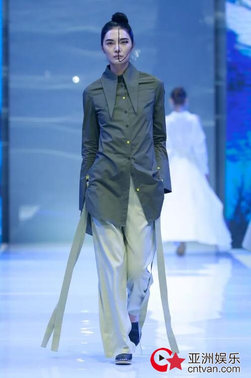冻龄女神翁虹亮相日播·傅素琴中国国际时装周专场发布