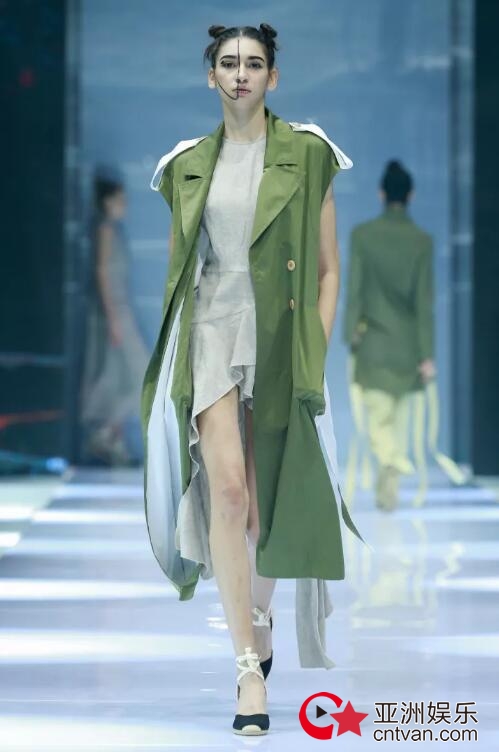 冻龄女神翁虹亮相日播·傅素琴中国国际时装周专场发布