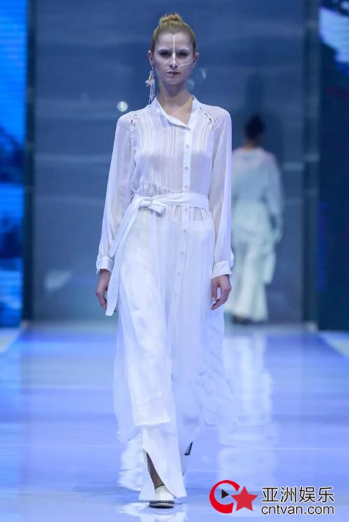 冻龄女神翁虹亮相日播·傅素琴中国国际时装周专场发布