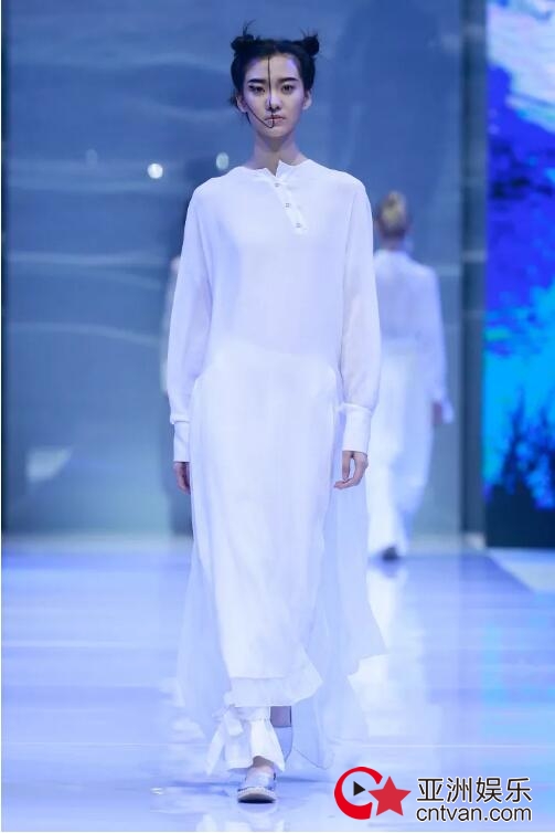 冻龄女神翁虹亮相日播·傅素琴中国国际时装周专场发布