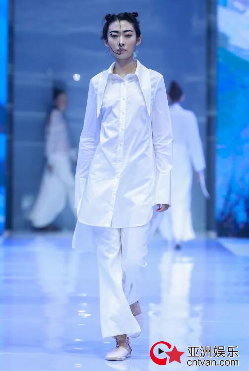 冻龄女神翁虹亮相日播·傅素琴中国国际时装周专场发布