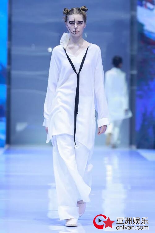 冻龄女神翁虹亮相日播·傅素琴中国国际时装周专场发布