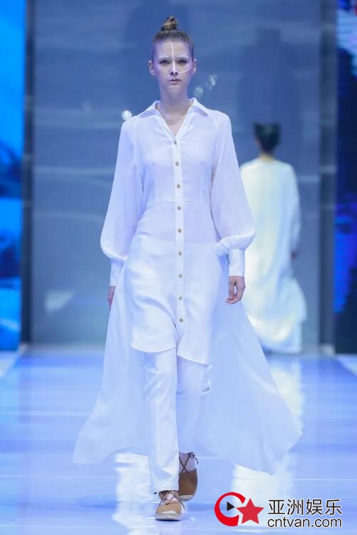 冻龄女神翁虹亮相日播·傅素琴中国国际时装周专场发布