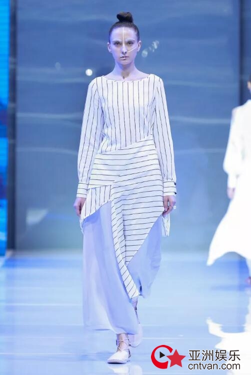 冻龄女神翁虹亮相日播·傅素琴中国国际时装周专场发布