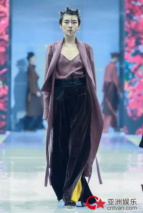 冻龄女神翁虹亮相日播·傅素琴中国国际时装周专场发布