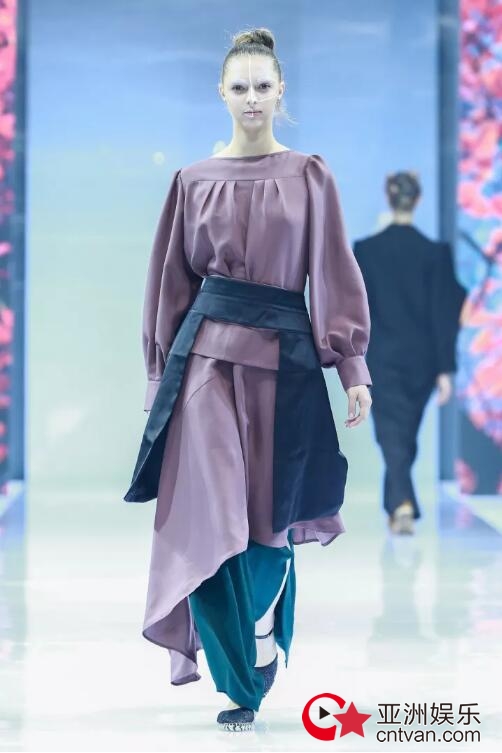 冻龄女神翁虹亮相日播·傅素琴中国国际时装周专场发布