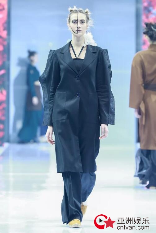 冻龄女神翁虹亮相日播·傅素琴中国国际时装周专场发布