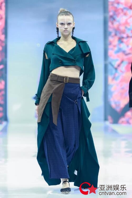 冻龄女神翁虹亮相日播·傅素琴中国国际时装周专场发布