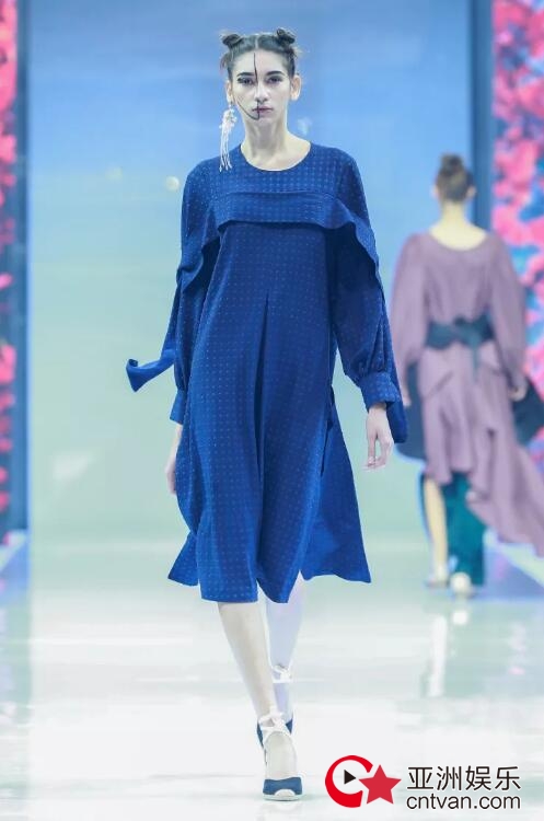 冻龄女神翁虹亮相日播·傅素琴中国国际时装周专场发布