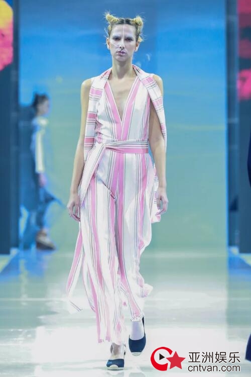 冻龄女神翁虹亮相日播·傅素琴中国国际时装周专场发布