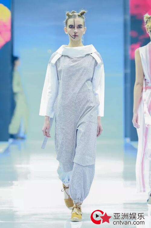 冻龄女神翁虹亮相日播·傅素琴中国国际时装周专场发布