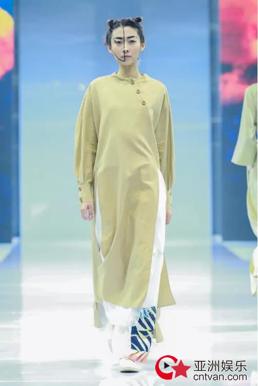 冻龄女神翁虹亮相日播·傅素琴中国国际时装周专场发布