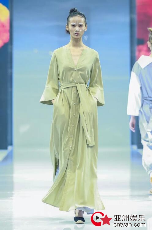 冻龄女神翁虹亮相日播·傅素琴中国国际时装周专场发布