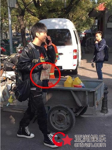 网友偶遇大张伟 胡同吃煎饼接地气！