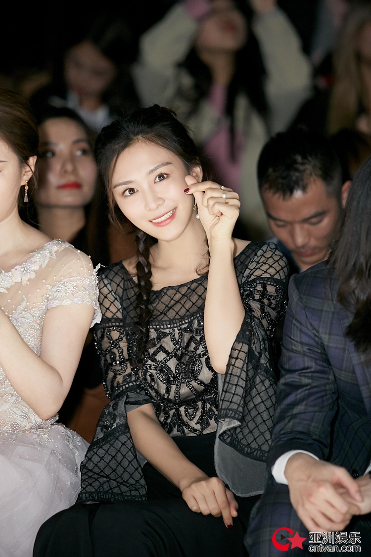 杨安琪现身时装秀 可爱编发打造俏皮时尚范儿