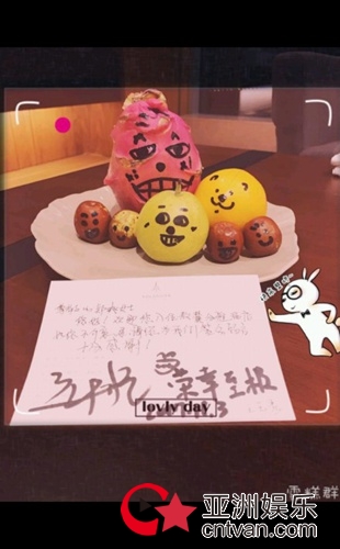 郑爽被酒店工作人员要签名 暖心留言“荣幸之至”！