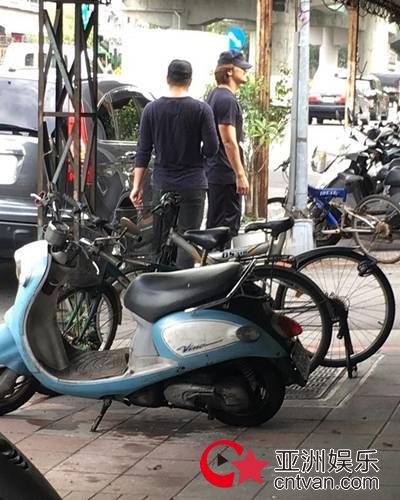 网友街头偶遇言承旭 满脸胡茬陪友人修车！