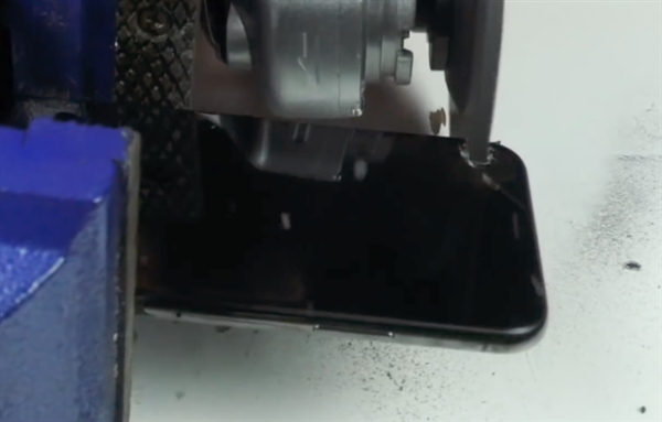 iPhone X刘海让其崩溃 这位小哥的处理方式太残暴