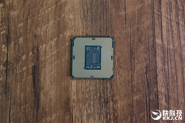 Intel i7-8700K对比7700K图赏：LGA1151接口找不同