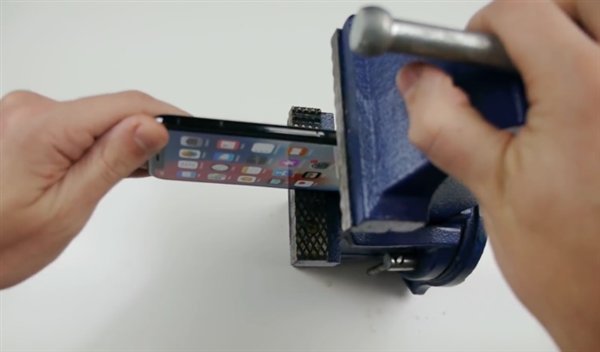 iPhone X刘海让其崩溃 这位小哥的处理方式太残暴