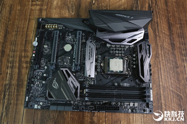 Intel i7-8700K对比7700K图赏：LGA1151接口找不同