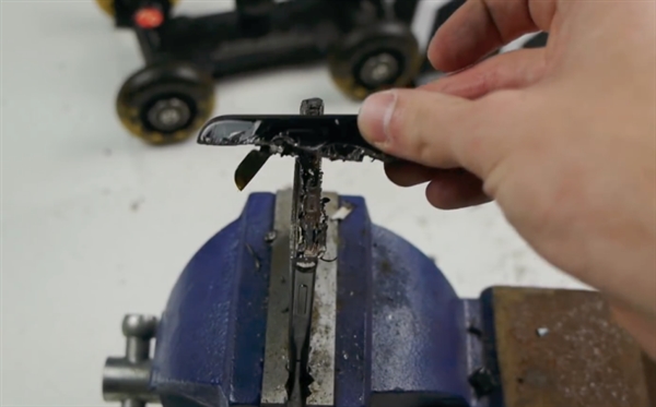 iPhone X刘海让其崩溃 这位小哥的处理方式太残暴