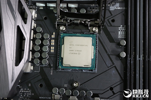 Intel i7-8700K对比7700K图赏：LGA1151接口找不同