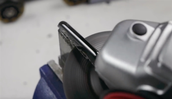 iPhone X刘海让其崩溃 这位小哥的处理方式太残暴