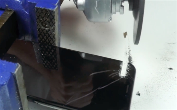 iPhone X刘海让其崩溃 这位小哥的处理方式太残暴